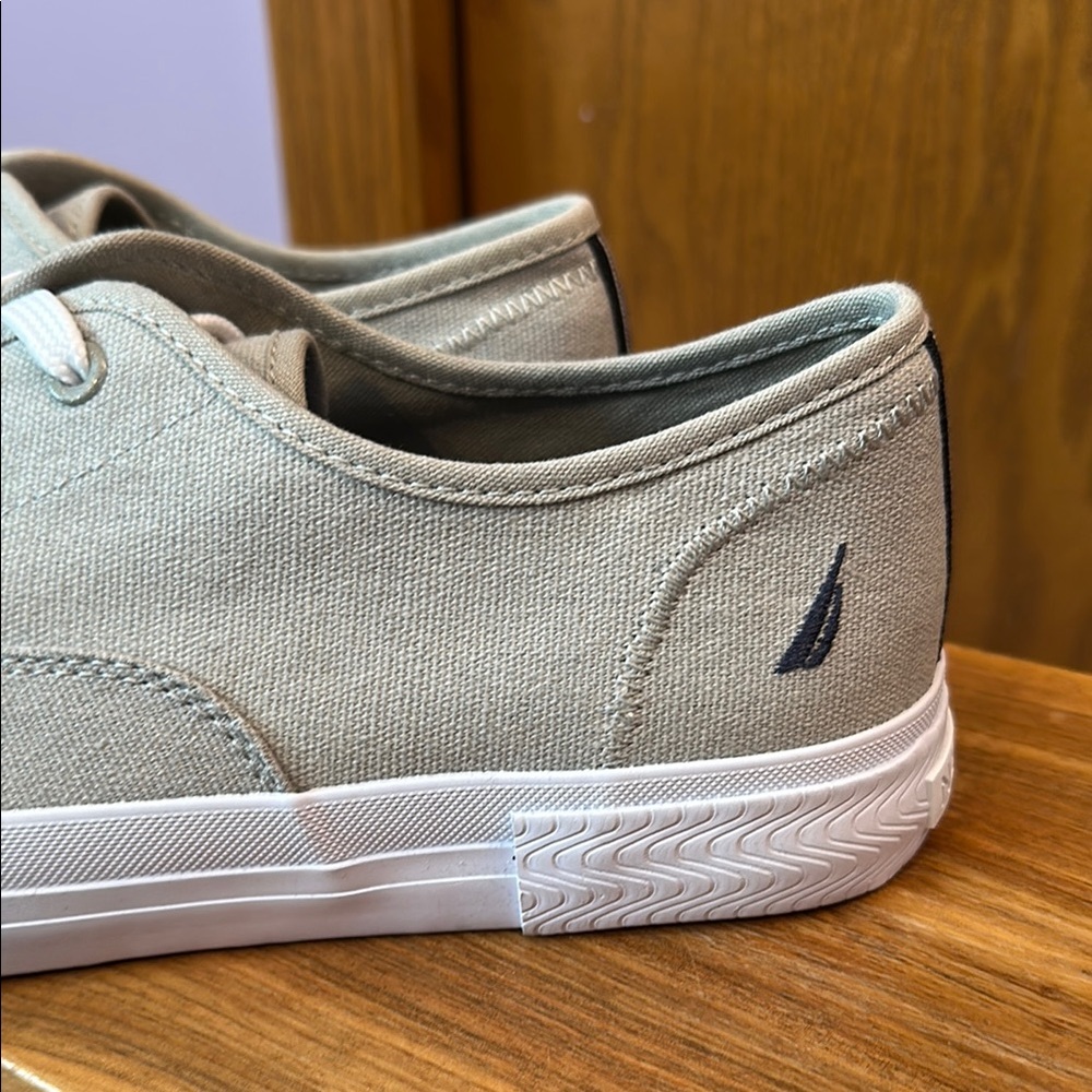 NWOT Men's Nautical Canvas Sneakers size 9 1/2. - Picture 2 of 10
